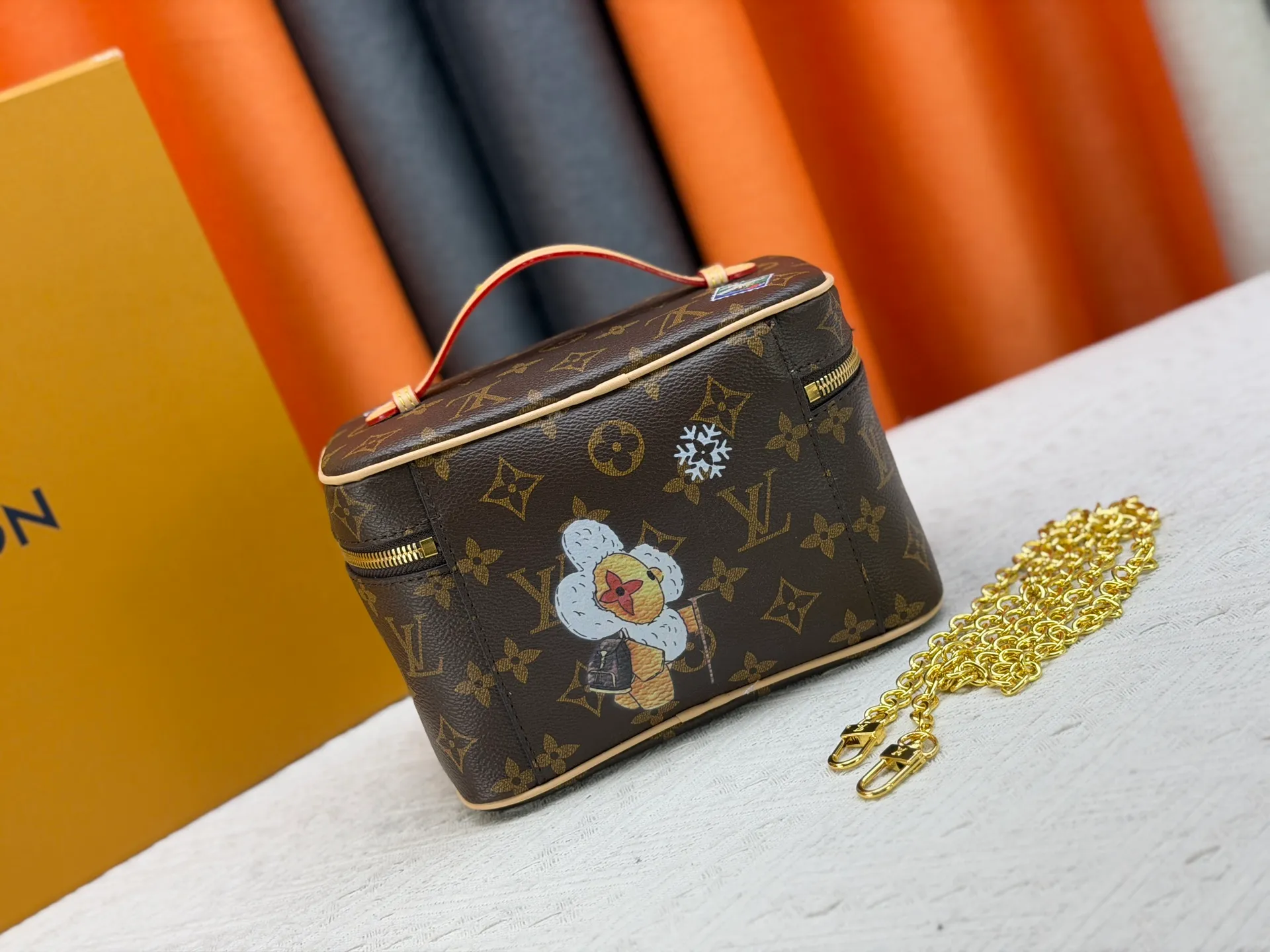 P260 Upgraded original version🔥Double-sided color-changing leather🔥M26647 M44495 M42263 This Nice mini cosmetic bag is made of soft Monogram canvas to create a compact body. It is equipped with a leather handle that can be folded flat to release space. It can accommodate toiletries while being easily placed in a travel bag or suitcase. Use the LV-engraved metal zipper puller to lightly open the double-zippered top flap, revealing the interior space at a glance. Dimensions: 20.0 x 13.5 x 12.0 cm (length x height x width)