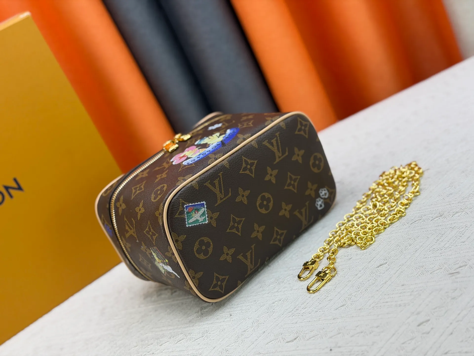 P260 Upgraded original version🔥Double-sided color-changing leather🔥M26647 M44495 M42263 This Nice mini cosmetic bag is made of soft Monogram canvas to create a compact body. It is equipped with a leather handle that can be folded flat to release space. It can accommodate toiletries while being easily placed in a travel bag or suitcase. Use the LV-engraved metal zipper puller to lightly open the double-zippered top flap, revealing the interior space at a glance. Dimensions: 20.0 x 13.5 x 12.0 cm (length x height x width)