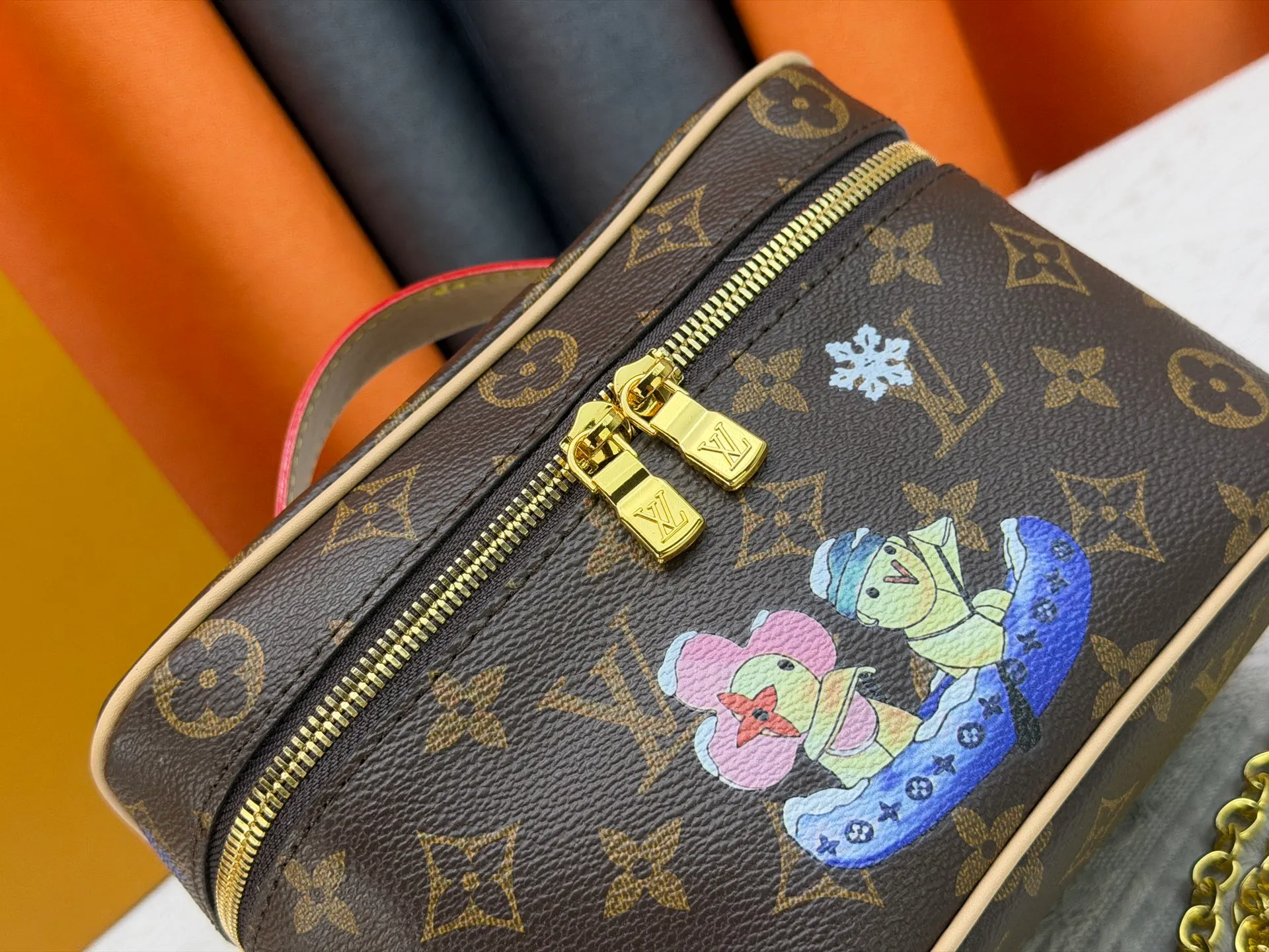 P260 Upgraded original version🔥Double-sided color-changing leather🔥M26647 M44495 M42263 This Nice mini cosmetic bag is made of soft Monogram canvas to create a compact body. It is equipped with a leather handle that can be folded flat to release space. It can accommodate toiletries while being easily placed in a travel bag or suitcase. Use the LV-engraved metal zipper puller to lightly open the double-zippered top flap, revealing the interior space at a glance. Dimensions: 20.0 x 13.5 x 12.0 cm (length x height x width)