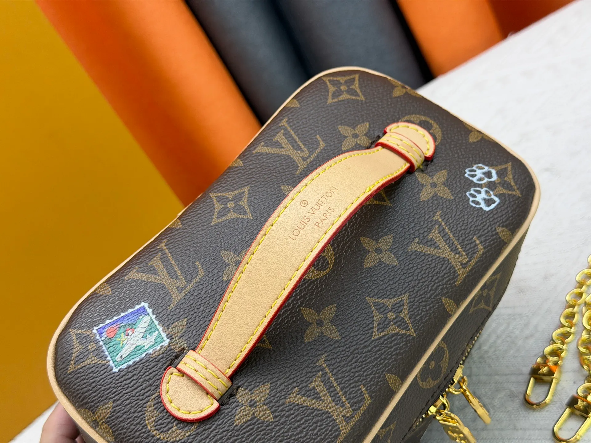 P260 Upgraded original version🔥Double-sided color-changing leather🔥M26647 M44495 M42263 This Nice mini cosmetic bag is made of soft Monogram canvas to create a compact body. It is equipped with a leather handle that can be folded flat to release space. It can accommodate toiletries while being easily placed in a travel bag or suitcase. Use the LV-engraved metal zipper puller to lightly open the double-zippered top flap, revealing the interior space at a glance. Dimensions: 20.0 x 13.5 x 12.0 cm (length x height x width)