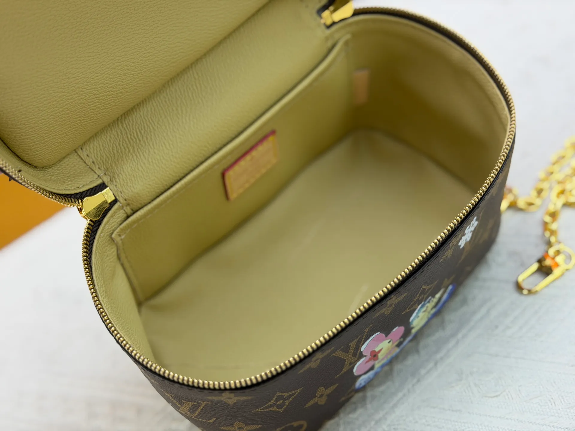 P260 Upgraded original version🔥Double-sided color-changing leather🔥M26647 M44495 M42263 This Nice mini cosmetic bag is made of soft Monogram canvas to create a compact body. It is equipped with a leather handle that can be folded flat to release space. It can accommodate toiletries while being easily placed in a travel bag or suitcase. Use the LV-engraved metal zipper puller to lightly open the double-zippered top flap, revealing the interior space at a glance. Dimensions: 20.0 x 13.5 x 12.0 cm (length x height x width)
