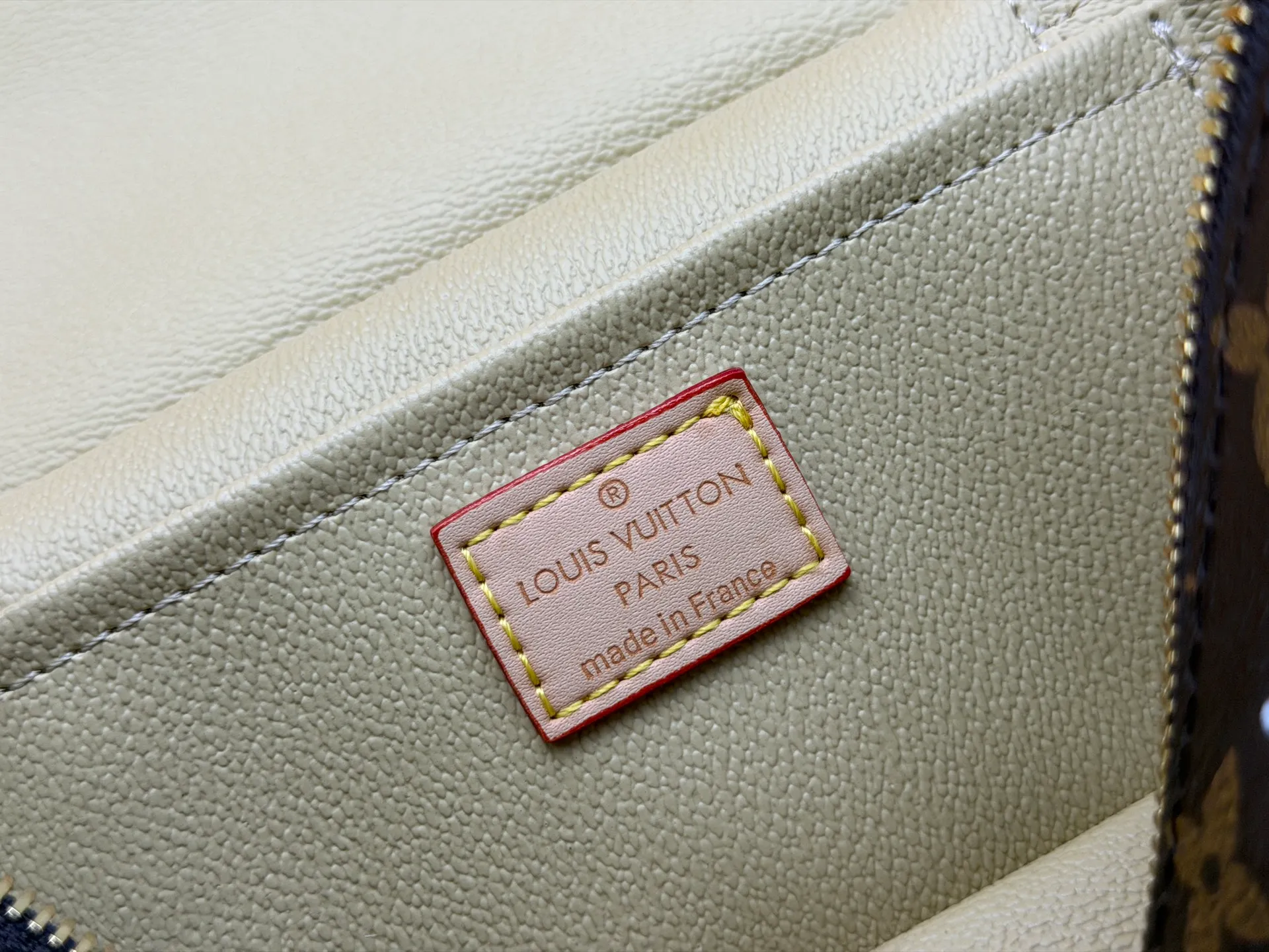 P260 Upgraded original version🔥Double-sided color-changing leather🔥M26647 M44495 M42263 This Nice mini cosmetic bag is made of soft Monogram canvas to create a compact body. It is equipped with a leather handle that can be folded flat to release space. It can accommodate toiletries while being easily placed in a travel bag or suitcase. Use the LV-engraved metal zipper puller to lightly open the double-zippered top flap, revealing the interior space at a glance. Dimensions: 20.0 x 13.5 x 12.0 cm (length x height x width)
