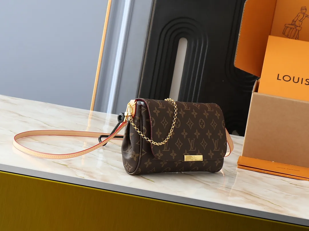 💰160💰Upgraded original M40718 presbyopia N41275 white check N41129 non-check This FAVORITE medium handbag This Favorite medium handbag is made of Monogram canvas and can be held by hand or worn on the shoulder. Comes with detachable shoulder strap and metal chain. Carry it every day, elegant and noble. Dimensions: 28.0 x 15.0 x 4.0 cm