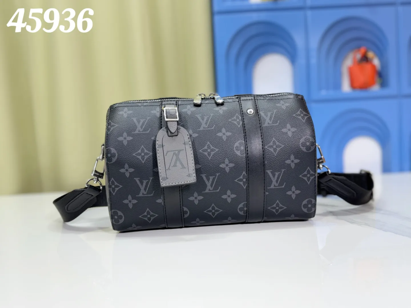P240 upgrades the original M45936 city keepall handbag. The keepal travel bag condenses the classic configuration into this trendy urban handbag. The side design interestingly presents a flip-effect monogram pattern, cleverly echoing the 2018 Kim Jones upside down series. The monogrameclipse canvas body is equipped with a detachable shoulder strap, making it easy to carry your daily needs. Size: 27x17x13cm