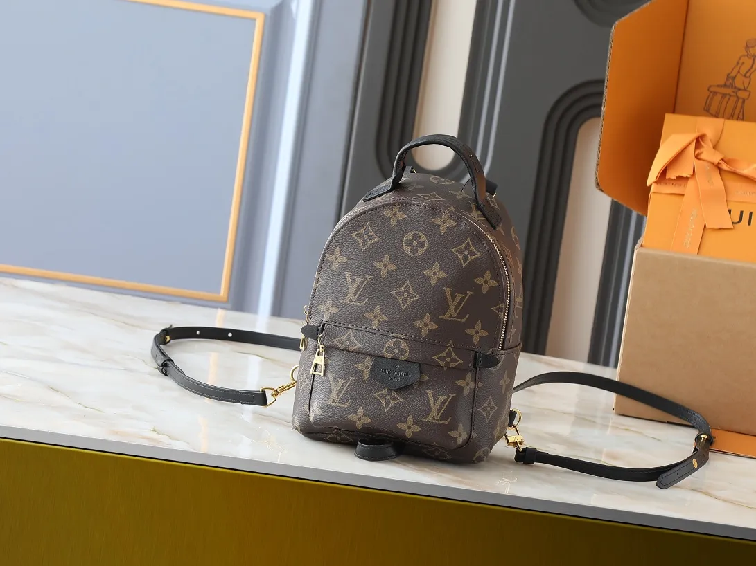 💰200💰Upgraded original version to new version M44873 M44871 M44874 This Palm Springs mini backpack interprets trendy urban style with a novel touch. Monogram canvas is trimmed with soft leather and dazzling hardware, and the foam-backed quilted shoulder strap allows for shoulder or cross-body wear. Dimensions: 17.0 x 22.0 x 10.0 cm (length x height x width)