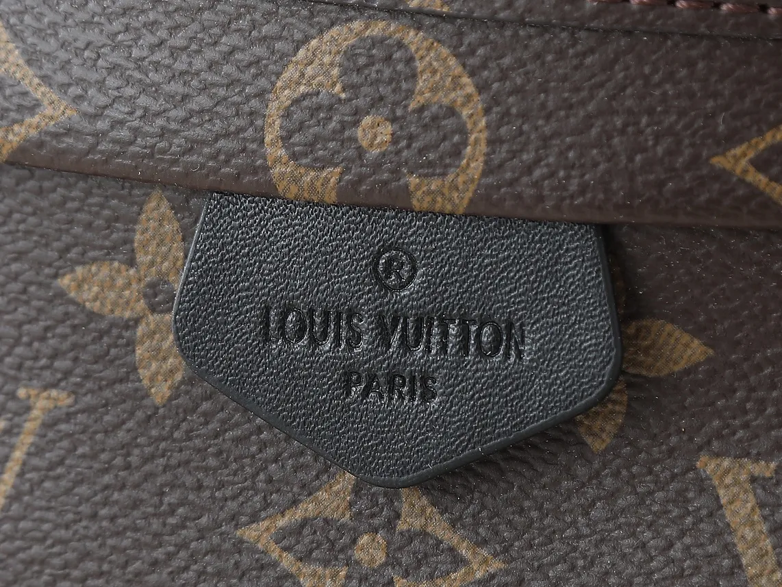 💰200💰Upgraded original version to new version M44873 M44871 M44874 This Palm Springs mini backpack interprets trendy urban style with a novel touch. Monogram canvas is trimmed with soft leather and dazzling hardware, and the foam-backed quilted shoulder strap allows for shoulder or cross-body wear. Dimensions: 17.0 x 22.0 x 10.0 cm (length x height x width)