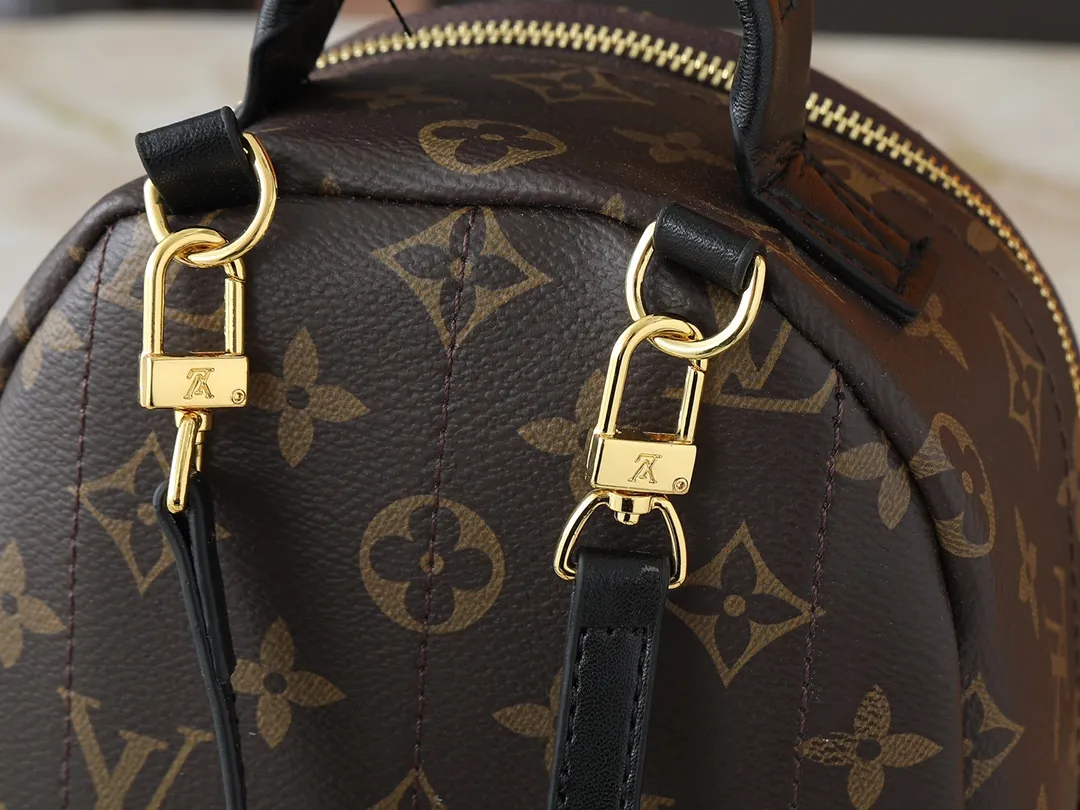 💰200💰Upgraded original version to new version M44873 M44871 M44874 This Palm Springs mini backpack interprets trendy urban style with a novel touch. Monogram canvas is trimmed with soft leather and dazzling hardware, and the foam-backed quilted shoulder strap allows for shoulder or cross-body wear. Dimensions: 17.0 x 22.0 x 10.0 cm (length x height x width)
