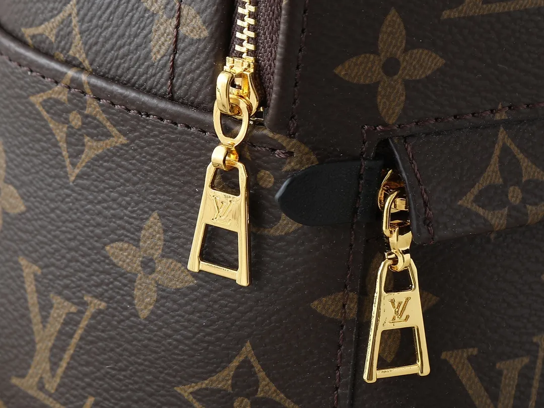 💰200💰Upgraded original version to new version M44873 M44871 M44874 This Palm Springs mini backpack interprets trendy urban style with a novel touch. Monogram canvas is trimmed with soft leather and dazzling hardware, and the foam-backed quilted shoulder strap allows for shoulder or cross-body wear. Dimensions: 17.0 x 22.0 x 10.0 cm (length x height x width)