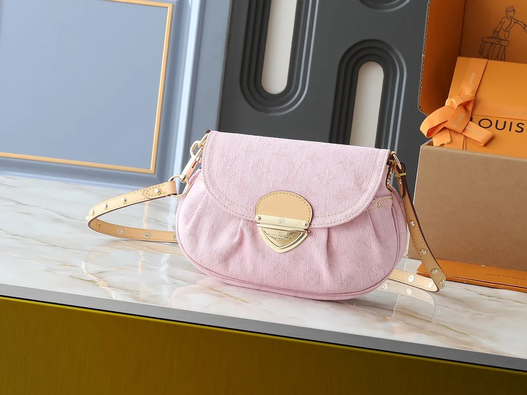 💰260💰Upgraded from the original M13347 M46829. This Sunset handbag relies on exquisite bleaching technology to bring the Monogram Denim pattern born in 2005 back to the new season. Smooth leather trim and metal buckles accentuate the sophisticated construction, making it easy to organize both day and night. Use the included shoulder strap to switch between hand-carrying, shoulder-carrying and cross-body carrying. Dimensions: 27.0 x 18.0 x 3.0 cm (length x height x width)