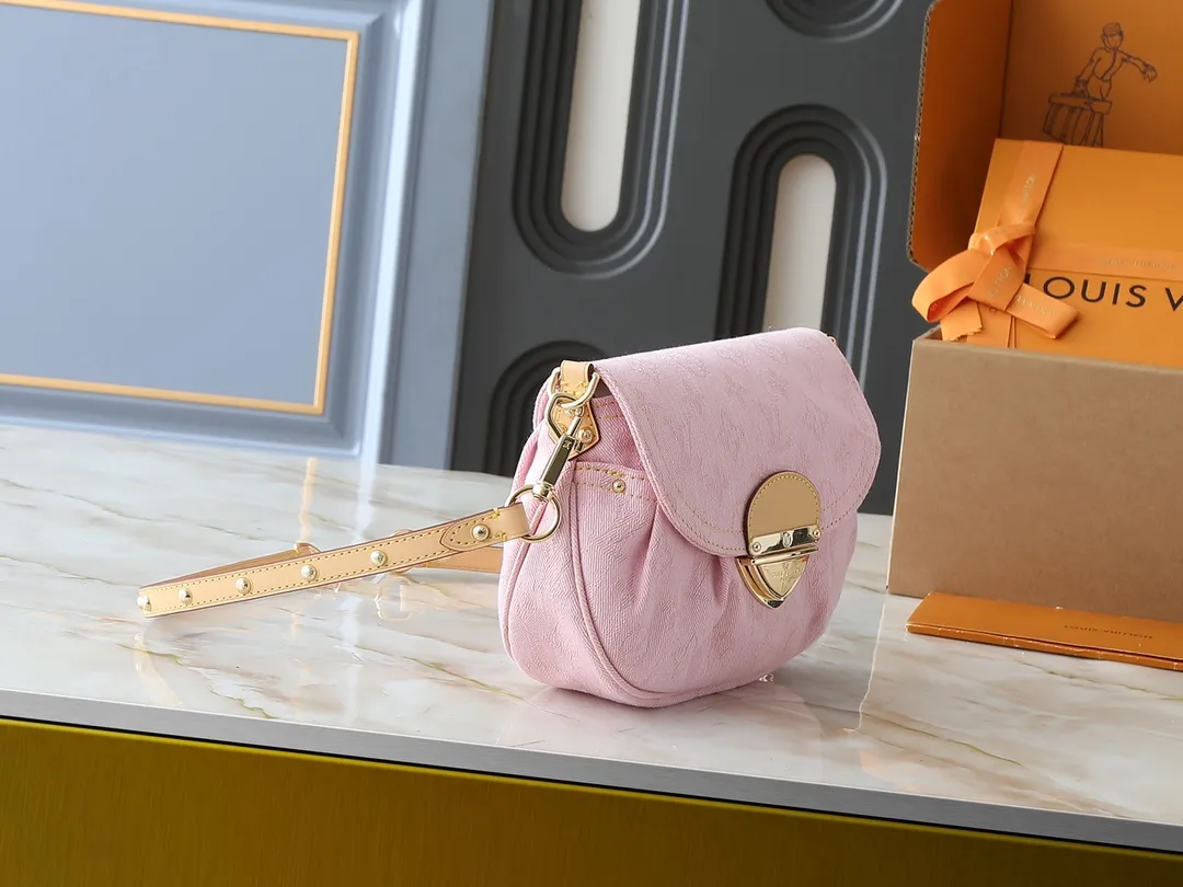 💰260💰Upgraded from the original M13347 M46829. This Sunset handbag relies on exquisite bleaching technology to bring the Monogram Denim pattern born in 2005 back to the new season. Smooth leather trim and metal buckles accentuate the sophisticated construction, making it easy to organize both day and night. Use the included shoulder strap to switch between hand-carrying, shoulder-carrying and cross-body carrying. Dimensions: 27.0 x 18.0 x 3.0 cm (length x height x width)