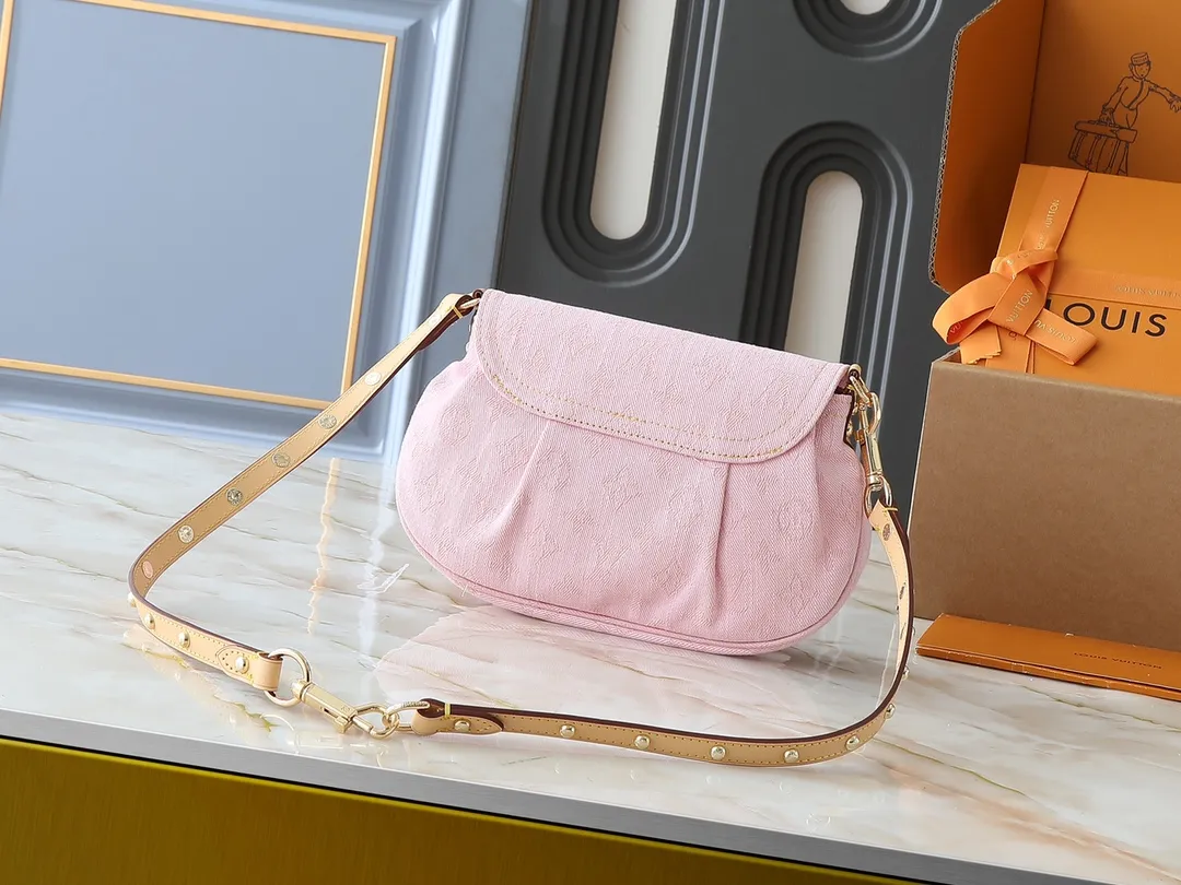 💰260💰Upgraded from the original M13347 M46829. This Sunset handbag relies on exquisite bleaching technology to bring the Monogram Denim pattern born in 2005 back to the new season. Smooth leather trim and metal buckles accentuate the sophisticated construction, making it easy to organize both day and night. Use the included shoulder strap to switch between hand-carrying, shoulder-carrying and cross-body carrying. Dimensions: 27.0 x 18.0 x 3.0 cm (length x height x width)