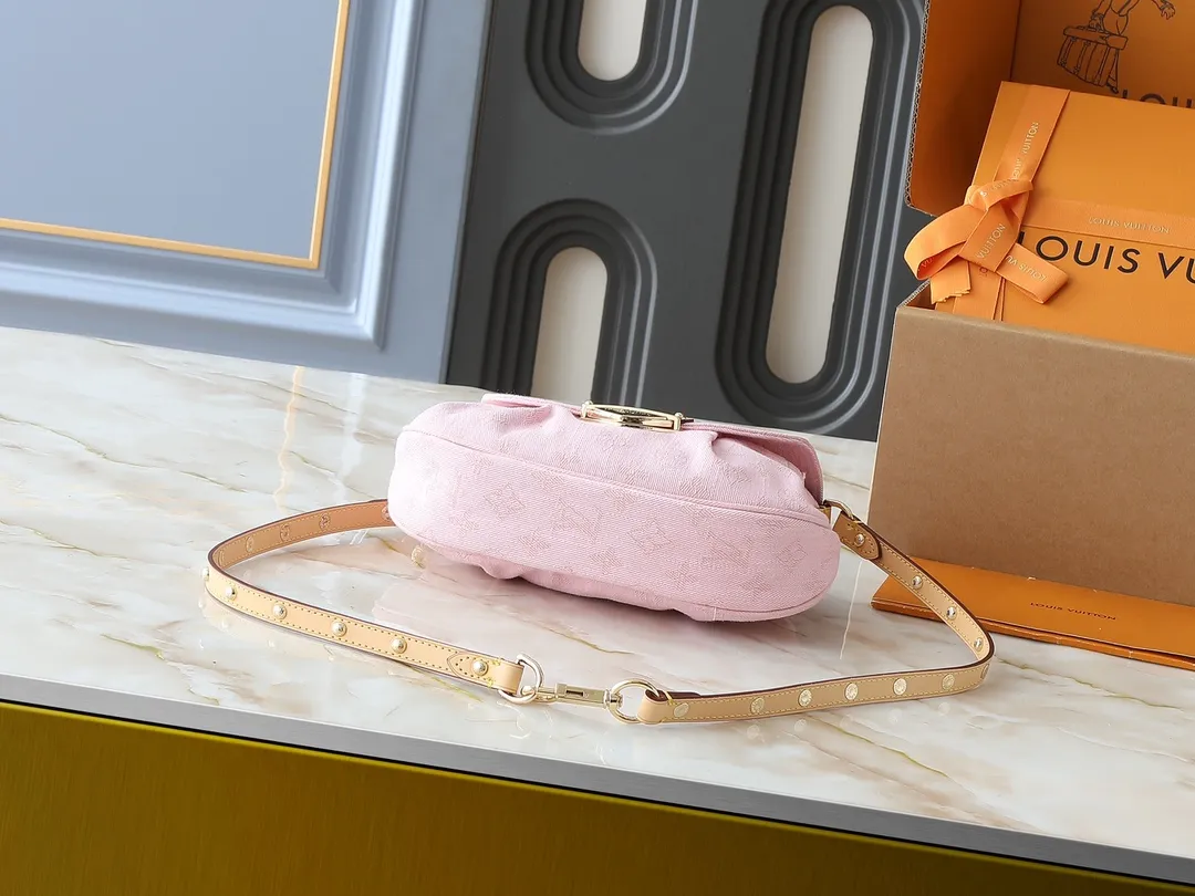 💰260💰Upgraded from the original M13347 M46829. This Sunset handbag relies on exquisite bleaching technology to bring the Monogram Denim pattern born in 2005 back to the new season. Smooth leather trim and metal buckles accentuate the sophisticated construction, making it easy to organize both day and night. Use the included shoulder strap to switch between hand-carrying, shoulder-carrying and cross-body carrying. Dimensions: 27.0 x 18.0 x 3.0 cm (length x height x width)