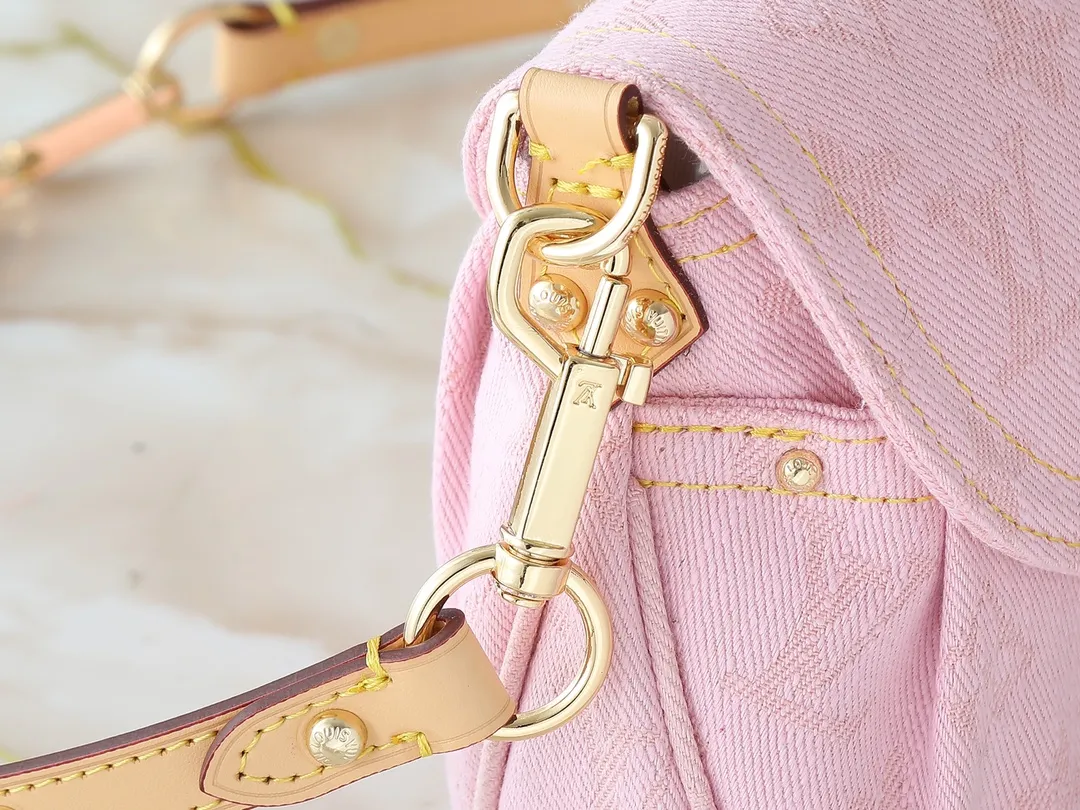 💰260💰Upgraded from the original M13347 M46829. This Sunset handbag relies on exquisite bleaching technology to bring the Monogram Denim pattern born in 2005 back to the new season. Smooth leather trim and metal buckles accentuate the sophisticated construction, making it easy to organize both day and night. Use the included shoulder strap to switch between hand-carrying, shoulder-carrying and cross-body carrying. Dimensions: 27.0 x 18.0 x 3.0 cm (length x height x width)