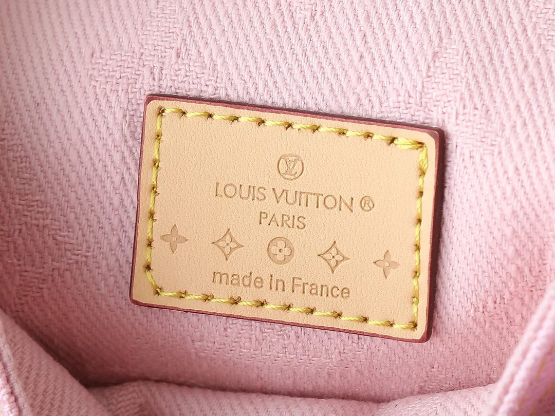 💰260💰Upgraded from the original M13347 M46829. This Sunset handbag relies on exquisite bleaching technology to bring the Monogram Denim pattern born in 2005 back to the new season. Smooth leather trim and metal buckles accentuate the sophisticated construction, making it easy to organize both day and night. Use the included shoulder strap to switch between hand-carrying, shoulder-carrying and cross-body carrying. Dimensions: 27.0 x 18.0 x 3.0 cm (length x height x width)