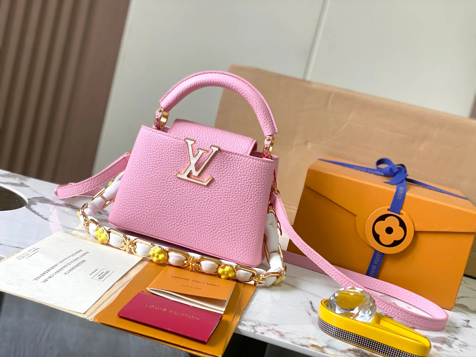 p2400 [Super high-quality original leather 💋 M23288 pink shell upgraded version hardware] This season’s new Capucines handbag highlights femininity. Metal links and elegant soft cow leather are woven into a delicate chain, with enamel and Monogram flowers scattered on it. The enamel brand logo highlights the texture of jewelry and makes the handbag even more beautiful.  Dimensions: 21 x 14 x 8 cm