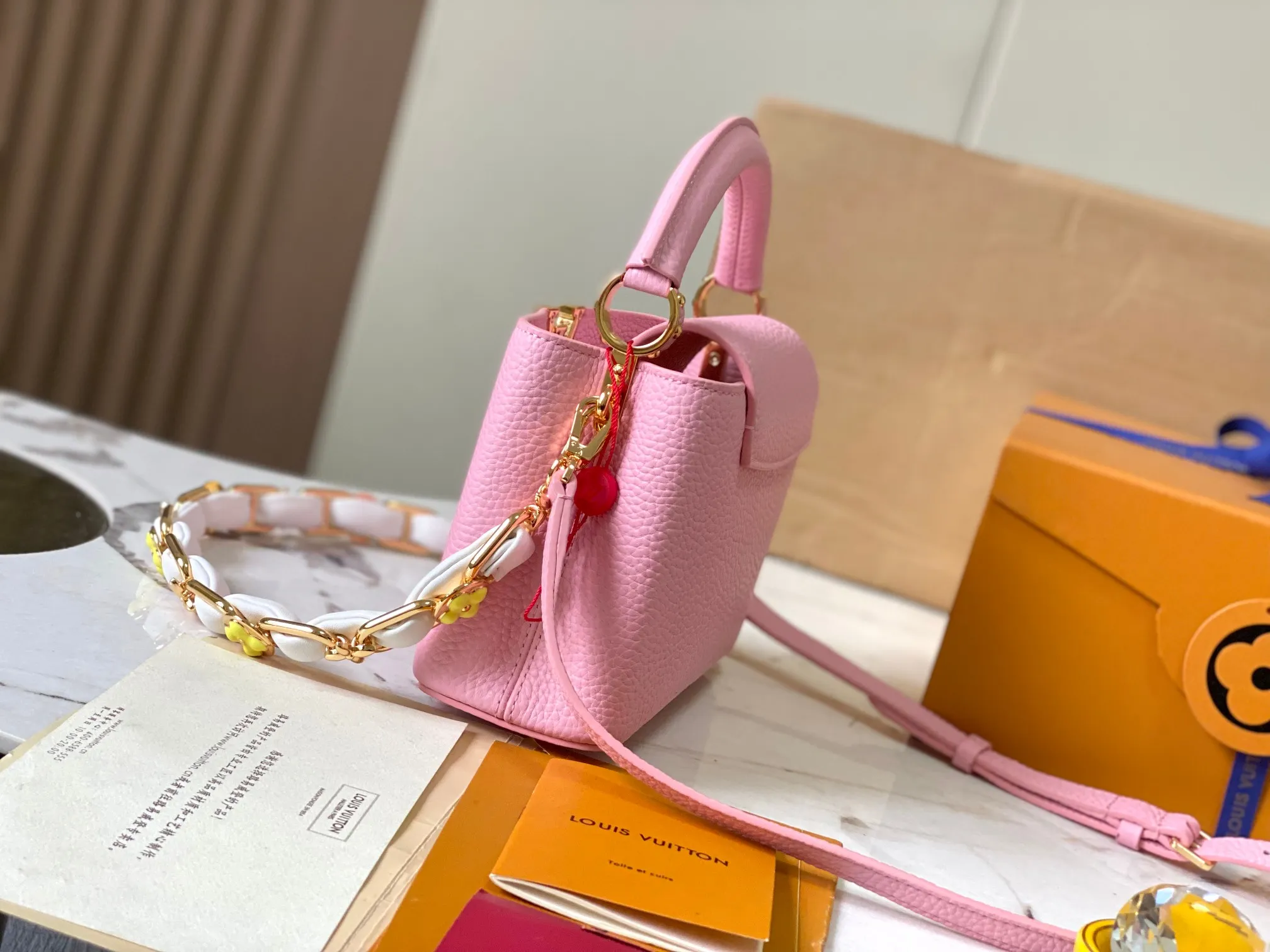 p2400 [Super high-quality original leather 💋 M23288 pink shell upgraded version hardware] This season’s new Capucines handbag highlights femininity. Metal links and elegant soft cow leather are woven into a delicate chain, with enamel and Monogram flowers scattered on it. The enamel brand logo highlights the texture of jewelry and makes the handbag even more beautiful.  Dimensions: 21 x 14 x 8 cm