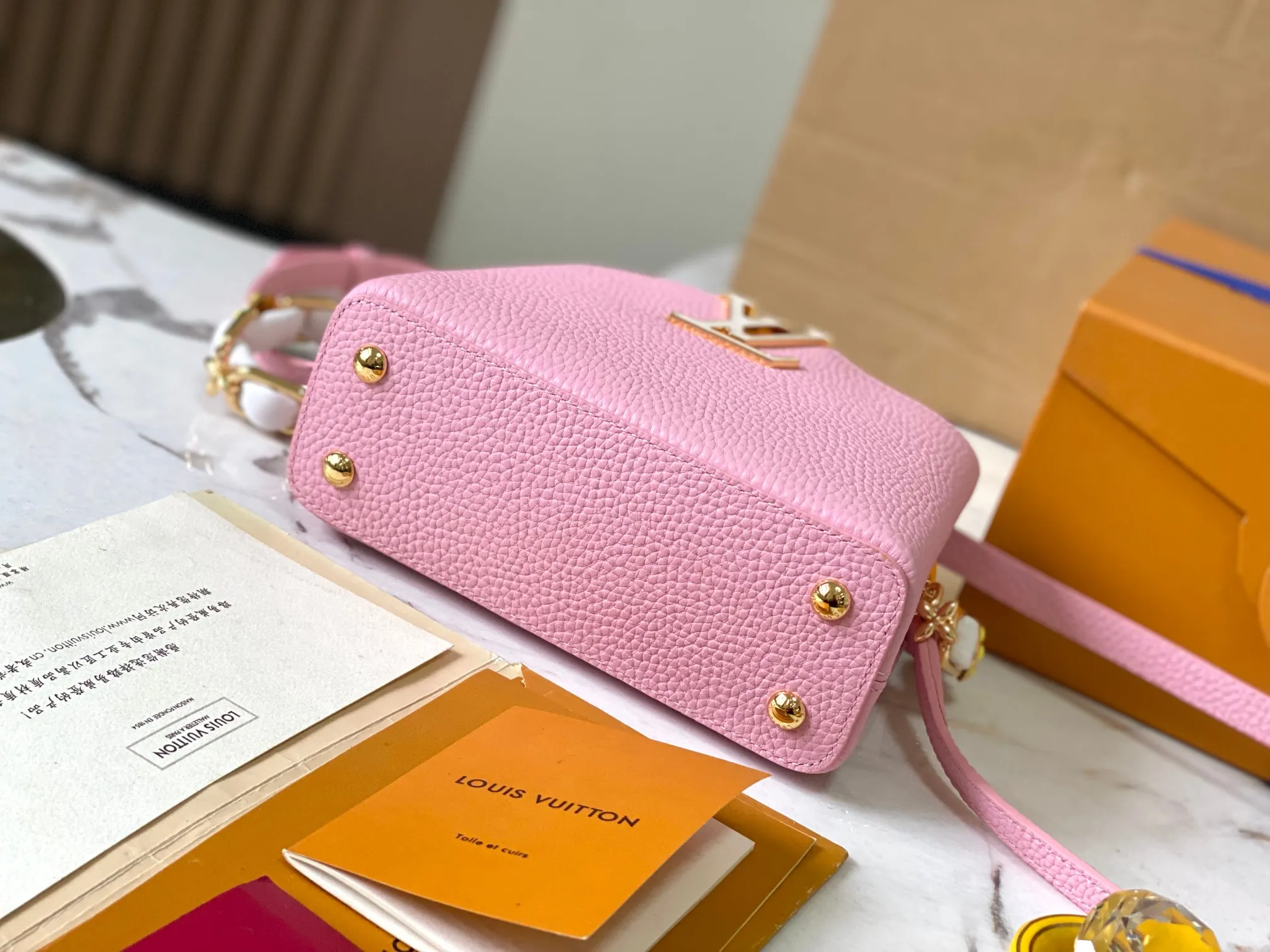 p2400 [Super high-quality original leather 💋 M23288 pink shell upgraded version hardware] This season’s new Capucines handbag highlights femininity. Metal links and elegant soft cow leather are woven into a delicate chain, with enamel and Monogram flowers scattered on it. The enamel brand logo highlights the texture of jewelry and makes the handbag even more beautiful.  Dimensions: 21 x 14 x 8 cm