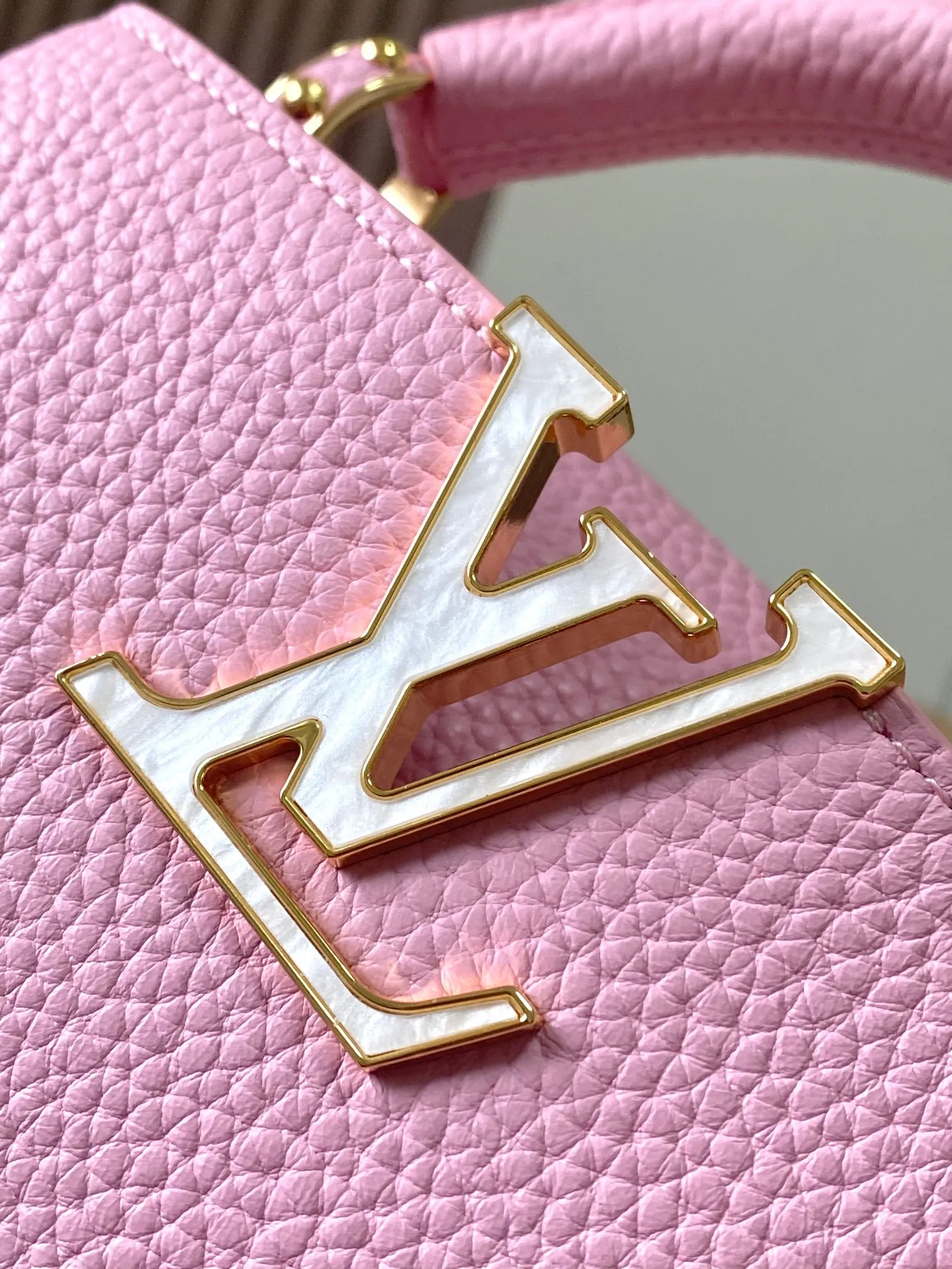 p2400 [Super high-quality original leather 💋 M23288 pink shell upgraded version hardware] This season’s new Capucines handbag highlights femininity. Metal links and elegant soft cow leather are woven into a delicate chain, with enamel and Monogram flowers scattered on it. The enamel brand logo highlights the texture of jewelry and makes the handbag even more beautiful.  Dimensions: 21 x 14 x 8 cm
