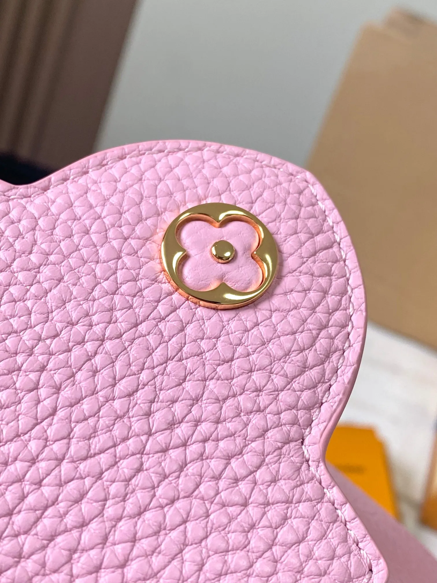 p2400 [Super high-quality original leather 💋 M23288 pink shell upgraded version hardware] This season’s new Capucines handbag highlights femininity. Metal links and elegant soft cow leather are woven into a delicate chain, with enamel and Monogram flowers scattered on it. The enamel brand logo highlights the texture of jewelry and makes the handbag even more beautiful.  Dimensions: 21 x 14 x 8 cm