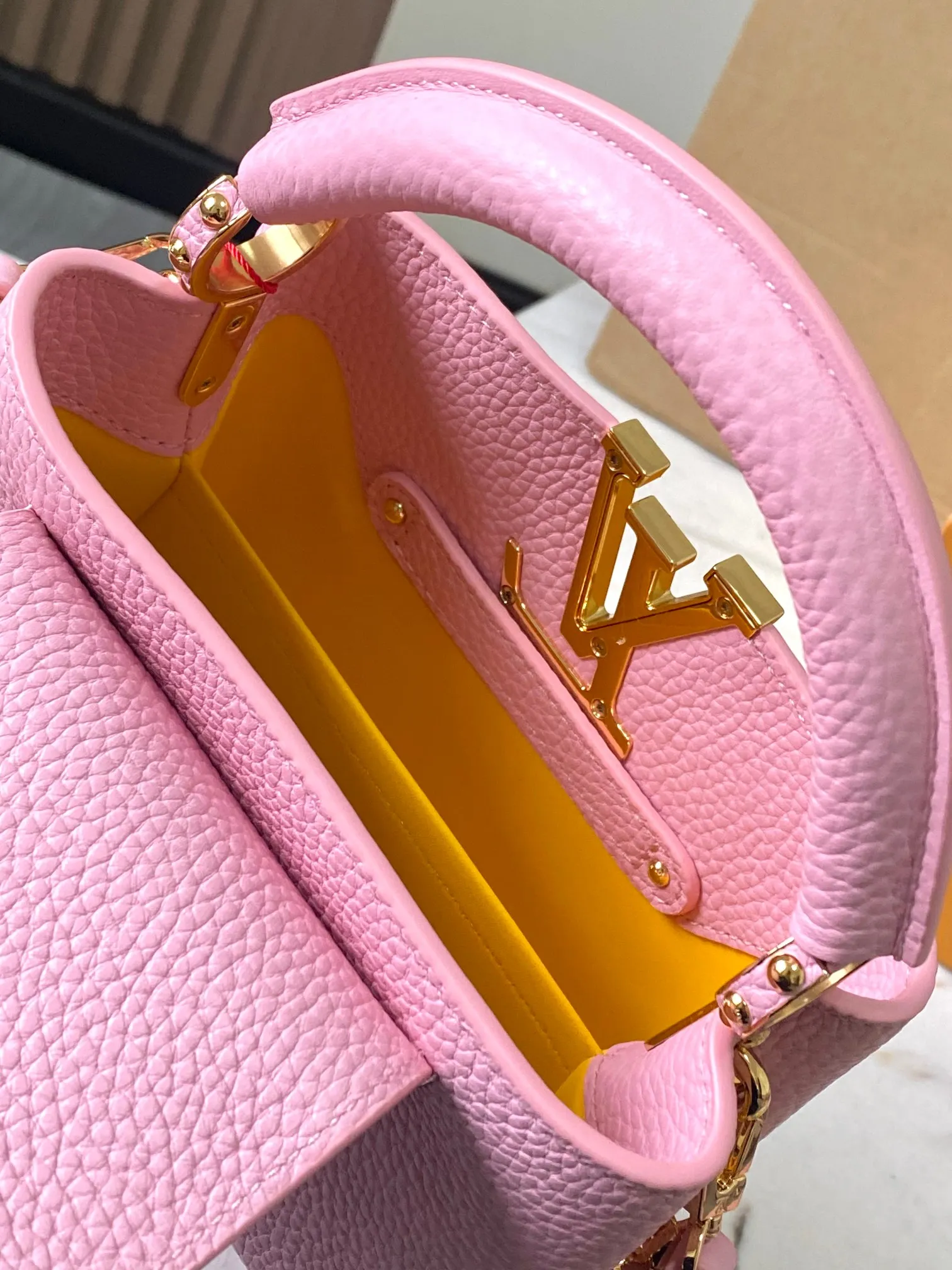 p2400 [Super high-quality original leather 💋 M23288 pink shell upgraded version hardware] This season’s new Capucines handbag highlights femininity. Metal links and elegant soft cow leather are woven into a delicate chain, with enamel and Monogram flowers scattered on it. The enamel brand logo highlights the texture of jewelry and makes the handbag even more beautiful.  Dimensions: 21 x 14 x 8 cm