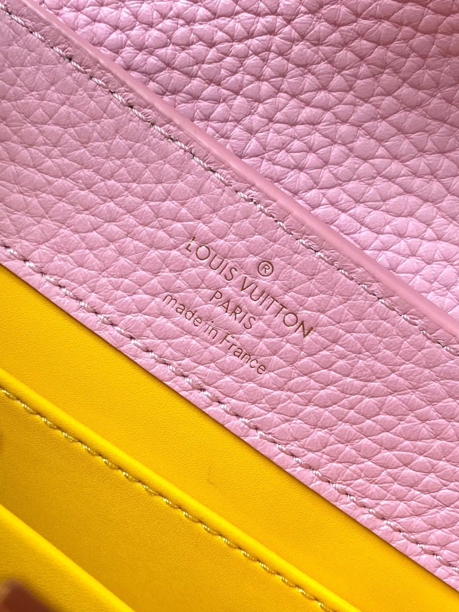 p2400 [Super high-quality original leather 💋 M23288 pink shell upgraded version hardware] This season’s new Capucines handbag highlights femininity. Metal links and elegant soft cow leather are woven into a delicate chain, with enamel and Monogram flowers scattered on it. The enamel brand logo highlights the texture of jewelry and makes the handbag even more beautiful.  Dimensions: 21 x 14 x 8 cm