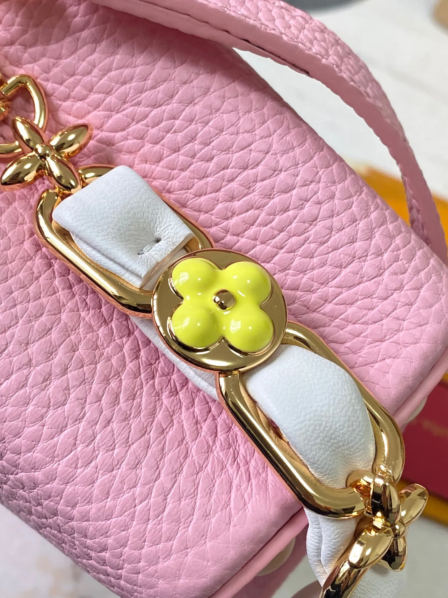 p2400 [Super high-quality original leather 💋 M23288 pink shell upgraded version hardware] This season’s new Capucines handbag highlights femininity. Metal links and elegant soft cow leather are woven into a delicate chain, with enamel and Monogram flowers scattered on it. The enamel brand logo highlights the texture of jewelry and makes the handbag even more beautiful.  Dimensions: 21 x 14 x 8 cm