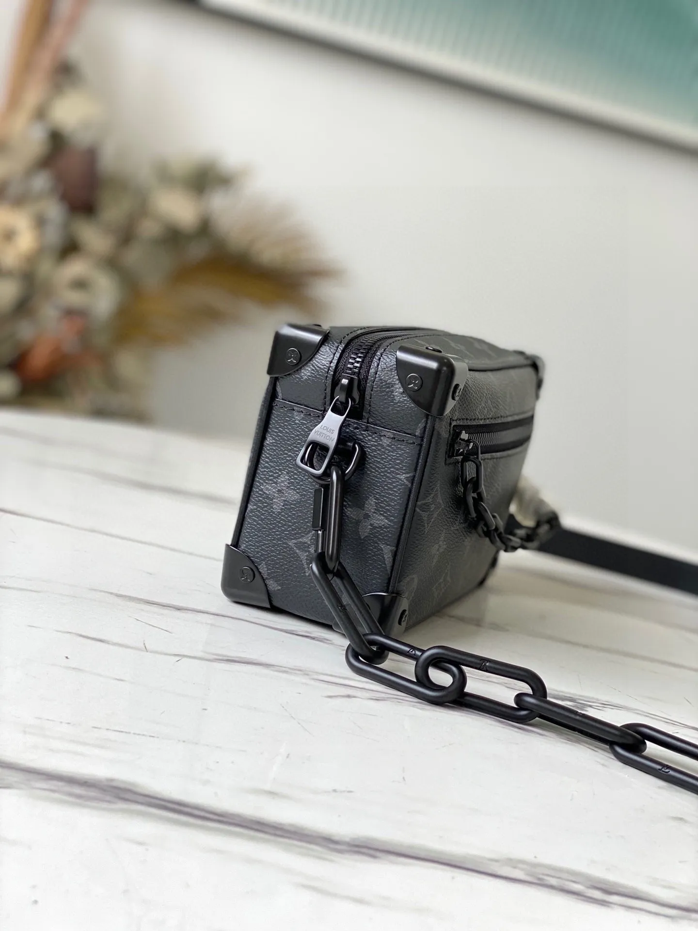 💰800 Top original order M44735 Black Flower [Box Bag] has arrived again. It is super beautiful and versatile. It has a metallic feel when you carry it on your back. It makes people look very fashionable. It is a low-key, fashionable and domineering bag. Size: 18×12×7cm