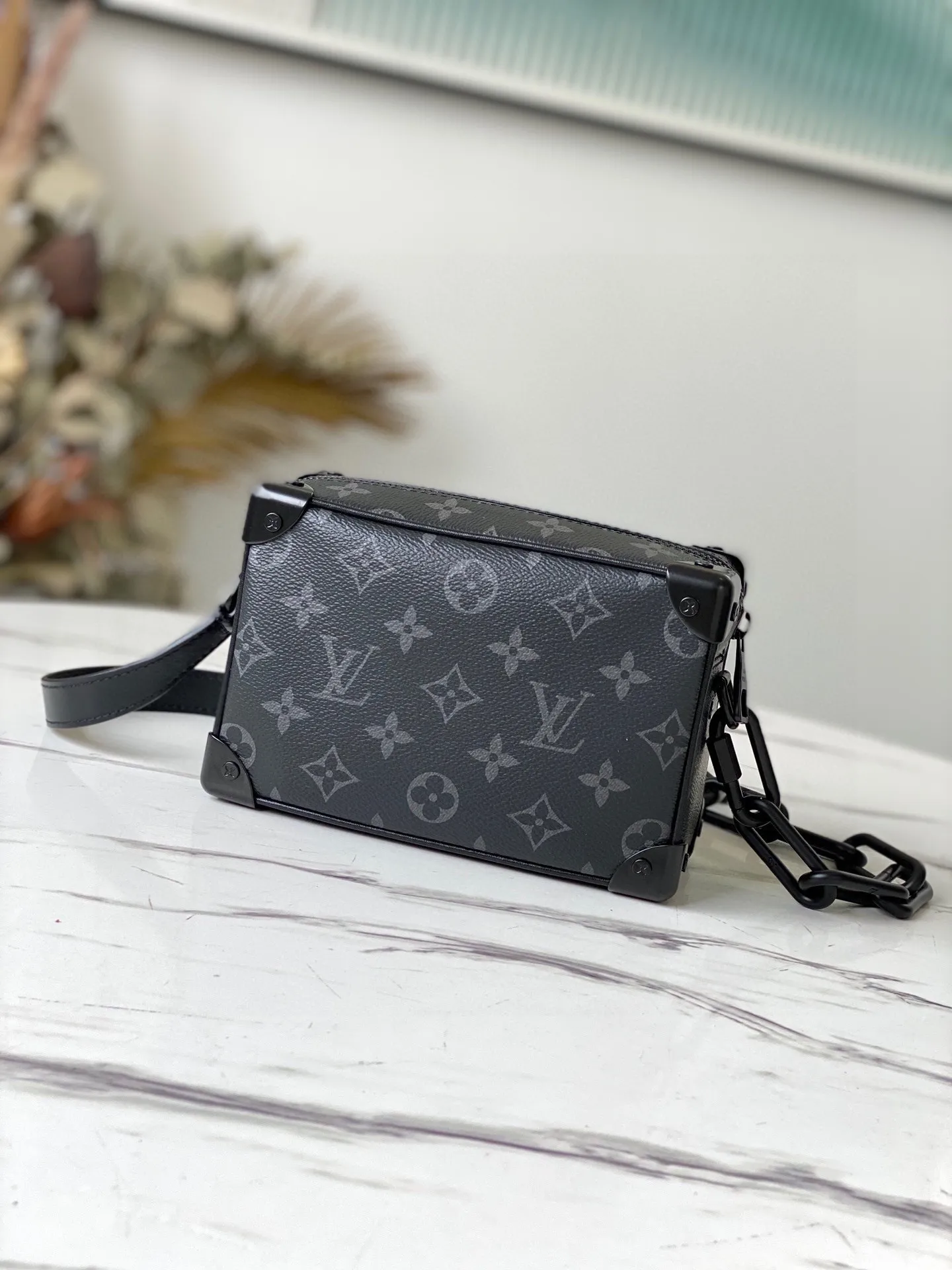 💰800 Top original order M44735 Black Flower [Box Bag] has arrived again. It is super beautiful and versatile. It has a metallic feel when you carry it on your back. It makes people look very fashionable. It is a low-key, fashionable and domineering bag. Size: 18×12×7cm