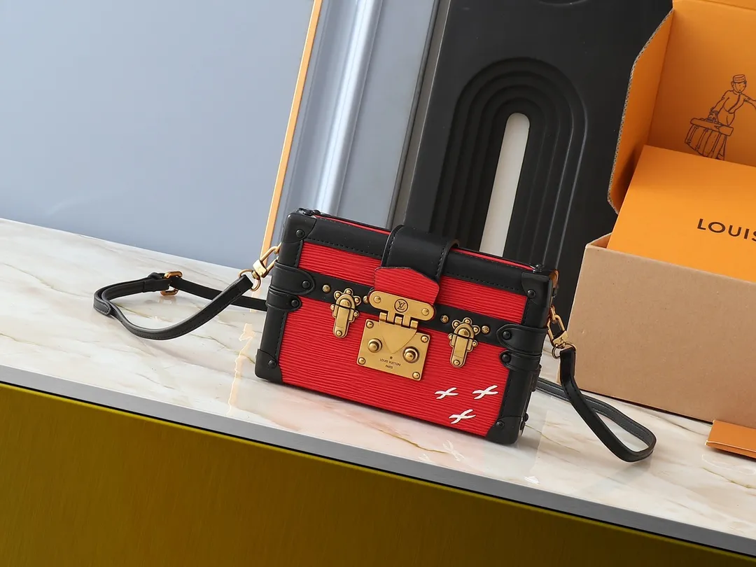 💰240💰Upgraded original M20532 M86286 water ripple From the bag shape to the iconic S-lock and polished metal parts, Petite Malle handbags present the box-making heritage. Crafted from signature Epi leather, this bag is trimmed with smooth calfskin, lined with sheepskin and printed with the signature Malletage pattern on the inside. The well-made "pocket hard case" can be used as a clutch bag or can be worn cross-body through the adjustable shoulder strap, making it a portable companion from day to night. Dimensions: 20 x 12.5 x 6 cm