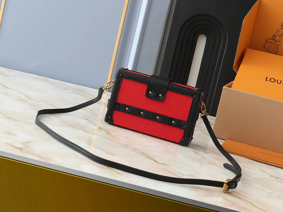 💰240💰Upgraded original M20532 M86286 water ripple From the bag shape to the iconic S-lock and polished metal parts, Petite Malle handbags present the box-making heritage. Crafted from signature Epi leather, this bag is trimmed with smooth calfskin, lined with sheepskin and printed with the signature Malletage pattern on the inside. The well-made "pocket hard case" can be used as a clutch bag or can be worn cross-body through the adjustable shoulder strap, making it a portable companion from day to night. Dimensions: 20 x 12.5 x 6 cm