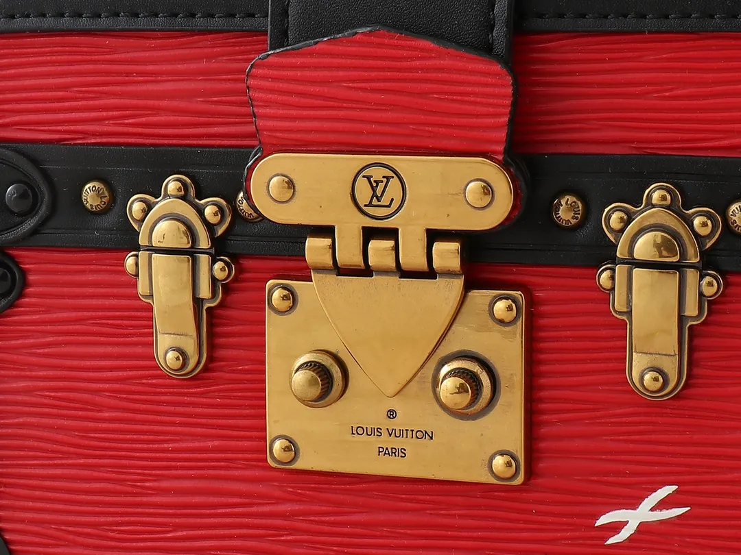 💰240💰Upgraded original M20532 M86286 water ripple From the bag shape to the iconic S-lock and polished metal parts, Petite Malle handbags present the box-making heritage. Crafted from signature Epi leather, this bag is trimmed with smooth calfskin, lined with sheepskin and printed with the signature Malletage pattern on the inside. The well-made "pocket hard case" can be used as a clutch bag or can be worn cross-body through the adjustable shoulder strap, making it a portable companion from day to night. Dimensions: 20 x 12.5 x 6 cm
