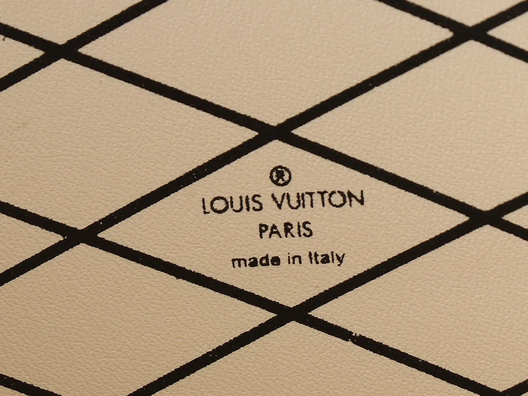💰240💰Upgraded original M20532 M86286 water ripple From the bag shape to the iconic S-lock and polished metal parts, Petite Malle handbags present the box-making heritage. Crafted from signature Epi leather, this bag is trimmed with smooth calfskin, lined with sheepskin and printed with the signature Malletage pattern on the inside. The well-made "pocket hard case" can be used as a clutch bag or can be worn cross-body through the adjustable shoulder strap, making it a portable companion from day to night. Dimensions: 20 x 12.5 x 6 cm