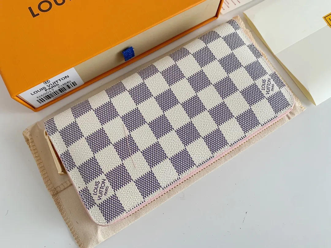 💰100 💎M60017 inner color ❤️white plaid pink ZIPPY zipper wallet. The Zippy wallet pays homage to Louis Vuitton's heritage of travel and trunk making, with a travel-style patch and Louis Vuitton logo. With its compact interior and simple design, this wallet is ideal for everyday use. Model M60017. Size: 19x10.
