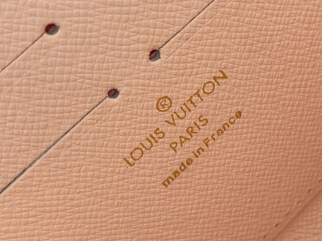 💰100 💎M60017 inner color ❤️white plaid pink ZIPPY zipper wallet. The Zippy wallet pays homage to Louis Vuitton's heritage of travel and trunk making, with a travel-style patch and Louis Vuitton logo. With its compact interior and simple design, this wallet is ideal for everyday use. Model M60017. Size: 19x10.