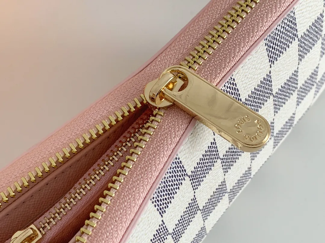 💰100 💎M60017 inner color ❤️white plaid pink ZIPPY zipper wallet. The Zippy wallet pays homage to Louis Vuitton's heritage of travel and trunk making, with a travel-style patch and Louis Vuitton logo. With its compact interior and simple design, this wallet is ideal for everyday use. Model M60017. Size: 19x10.