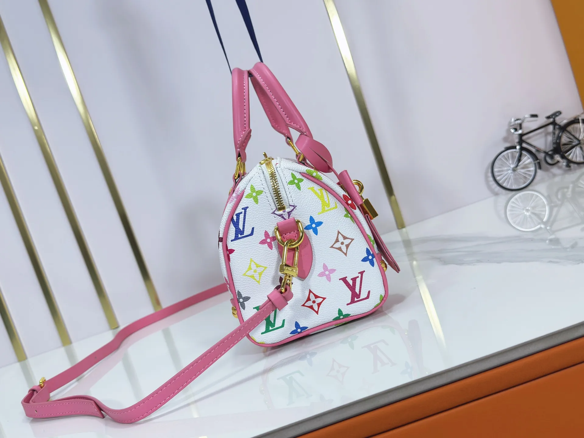 P280 upgraded original M58953 M46234 M46222 Speedy Bandoulière 20 handbag is made of soft coated canvas, and the full-length Monogram pattern is traced in colorful rainbow tones, highlighting the smart style of the Louis Vuitton x Murakami reissue series. The Toron handle and detachable shoulder strap are constructed of cow leather, the metal corners recall classic luggage elements, and the bow-shaped key bag and padlock add brand touches. Dimensions: 20.5 x 13.5 x 12.0 cm (length x height x width)