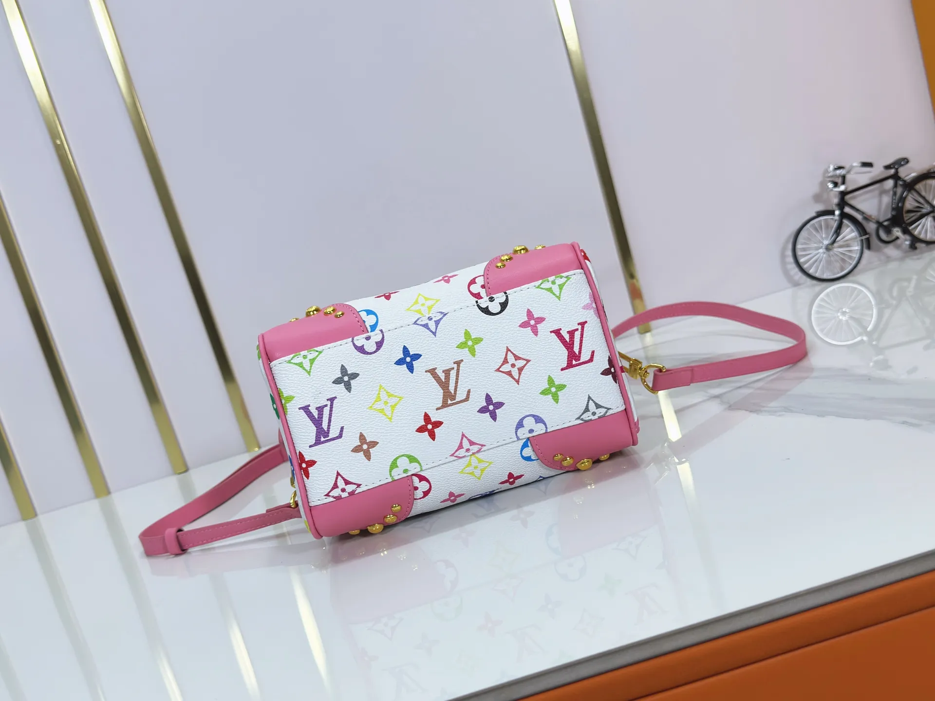 P280 upgraded original M58953 M46234 M46222 Speedy Bandoulière 20 handbag is made of soft coated canvas, and the full-length Monogram pattern is traced in colorful rainbow tones, highlighting the smart style of the Louis Vuitton x Murakami reissue series. The Toron handle and detachable shoulder strap are constructed of cow leather, the metal corners recall classic luggage elements, and the bow-shaped key bag and padlock add brand touches. Dimensions: 20.5 x 13.5 x 12.0 cm (length x height x width)