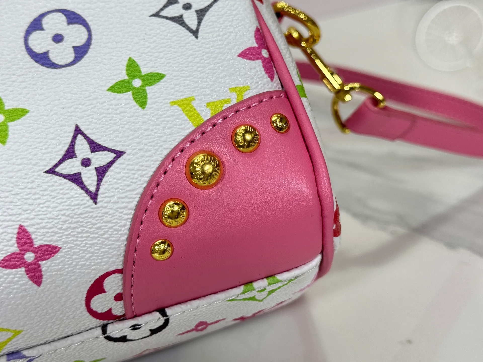 P280 upgraded original M58953 M46234 M46222 Speedy Bandoulière 20 handbag is made of soft coated canvas, and the full-length Monogram pattern is traced in colorful rainbow tones, highlighting the smart style of the Louis Vuitton x Murakami reissue series. The Toron handle and detachable shoulder strap are constructed of cow leather, the metal corners recall classic luggage elements, and the bow-shaped key bag and padlock add brand touches. Dimensions: 20.5 x 13.5 x 12.0 cm (length x height x width)