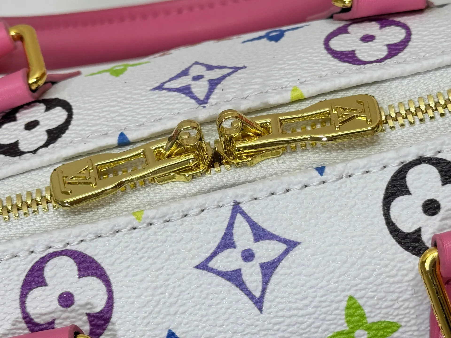 P280 upgraded original M58953 M46234 M46222 Speedy Bandoulière 20 handbag is made of soft coated canvas, and the full-length Monogram pattern is traced in colorful rainbow tones, highlighting the smart style of the Louis Vuitton x Murakami reissue series. The Toron handle and detachable shoulder strap are constructed of cow leather, the metal corners recall classic luggage elements, and the bow-shaped key bag and padlock add brand touches. Dimensions: 20.5 x 13.5 x 12.0 cm (length x height x width)