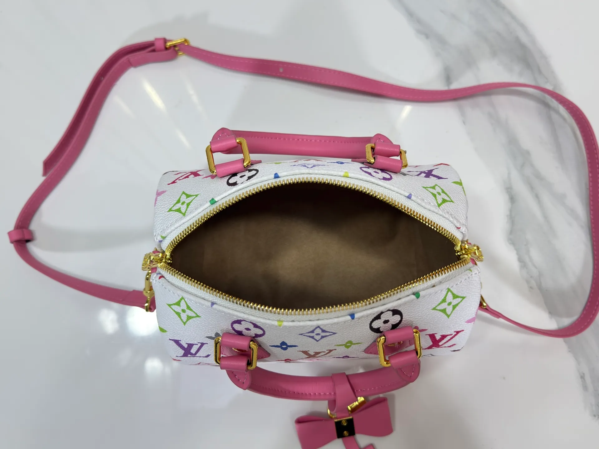 P280 upgraded original M58953 M46234 M46222 Speedy Bandoulière 20 handbag is made of soft coated canvas, and the full-length Monogram pattern is traced in colorful rainbow tones, highlighting the smart style of the Louis Vuitton x Murakami reissue series. The Toron handle and detachable shoulder strap are constructed of cow leather, the metal corners recall classic luggage elements, and the bow-shaped key bag and padlock add brand touches. Dimensions: 20.5 x 13.5 x 12.0 cm (length x height x width)