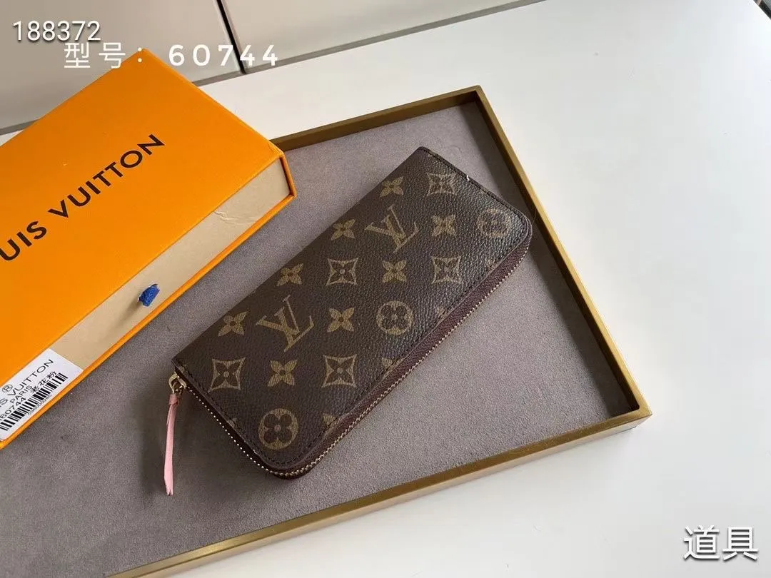 P100💰💎The original LV Clemence wallet is small and compact but has ample capacity. It is made of exquisite and durable Monogram canvas material. Bright color lining and leather zippers show off the playful charm of women. Model: 60744/60742. Size: 19.5×9×1.5cm