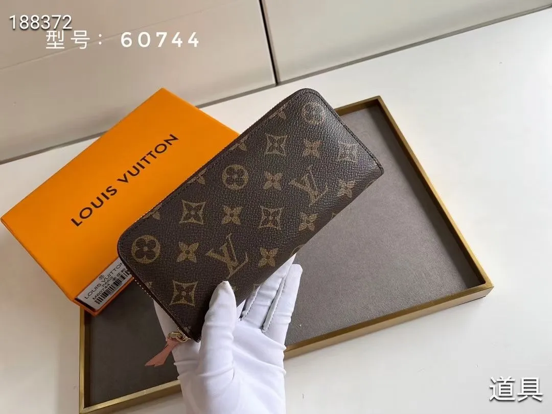 P100💰💎The original LV Clemence wallet is small and compact but has ample capacity. It is made of exquisite and durable Monogram canvas material. Bright color lining and leather zippers show off the playful charm of women. Model: 60744/60742. Size: 19.5×9×1.5cm