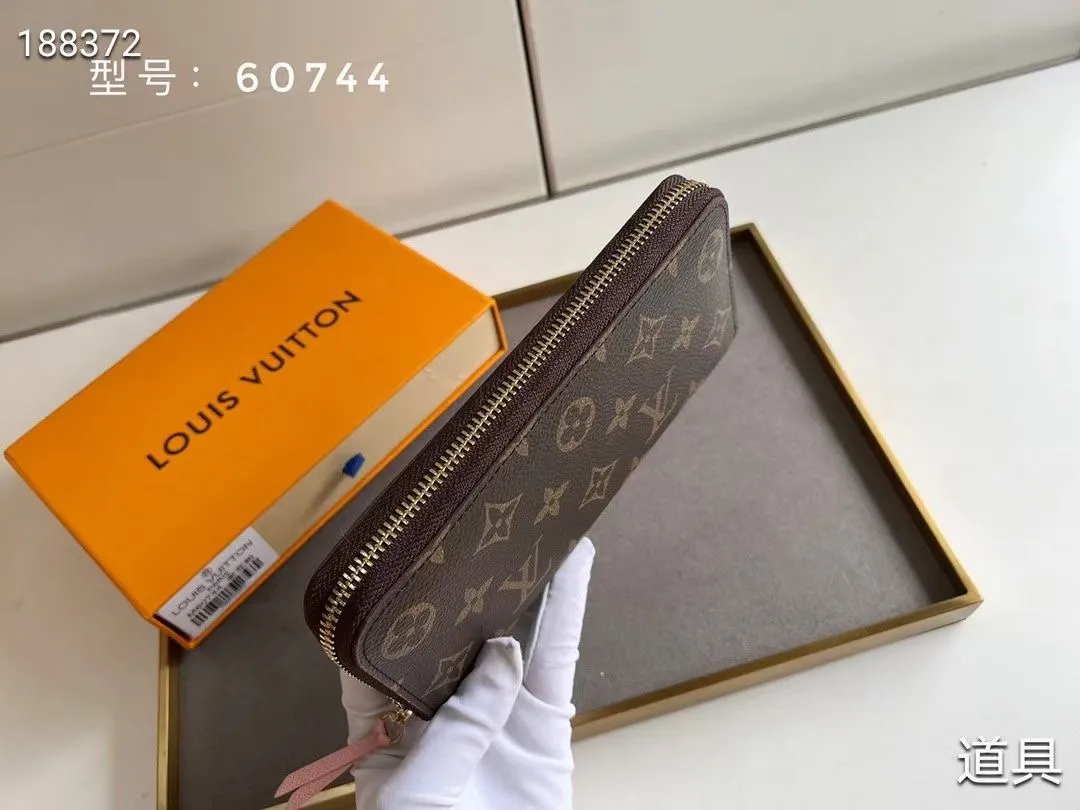 P100💰💎The original LV Clemence wallet is small and compact but has ample capacity. It is made of exquisite and durable Monogram canvas material. Bright color lining and leather zippers show off the playful charm of women. Model: 60744/60742. Size: 19.5×9×1.5cm