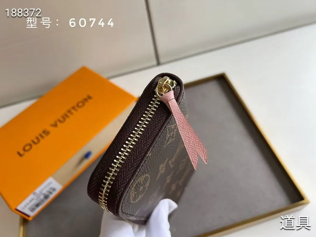 P100💰💎The original LV Clemence wallet is small and compact but has ample capacity. It is made of exquisite and durable Monogram canvas material. Bright color lining and leather zippers show off the playful charm of women. Model: 60744/60742. Size: 19.5×9×1.5cm