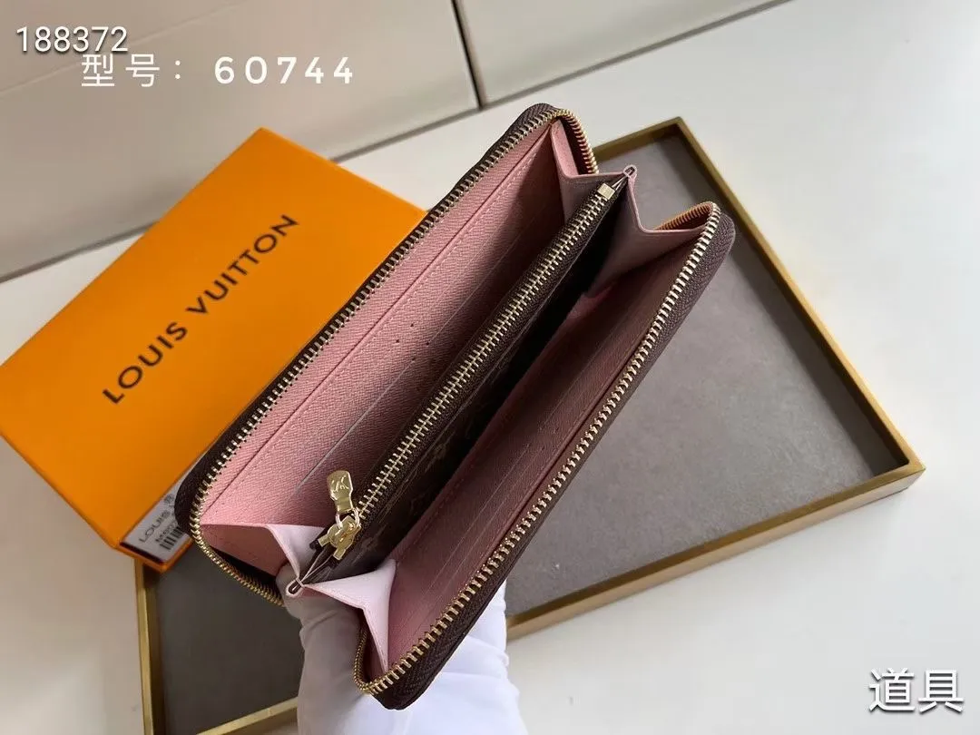 P100💰💎The original LV Clemence wallet is small and compact but has ample capacity. It is made of exquisite and durable Monogram canvas material. Bright color lining and leather zippers show off the playful charm of women. Model: 60744/60742. Size: 19.5×9×1.5cm