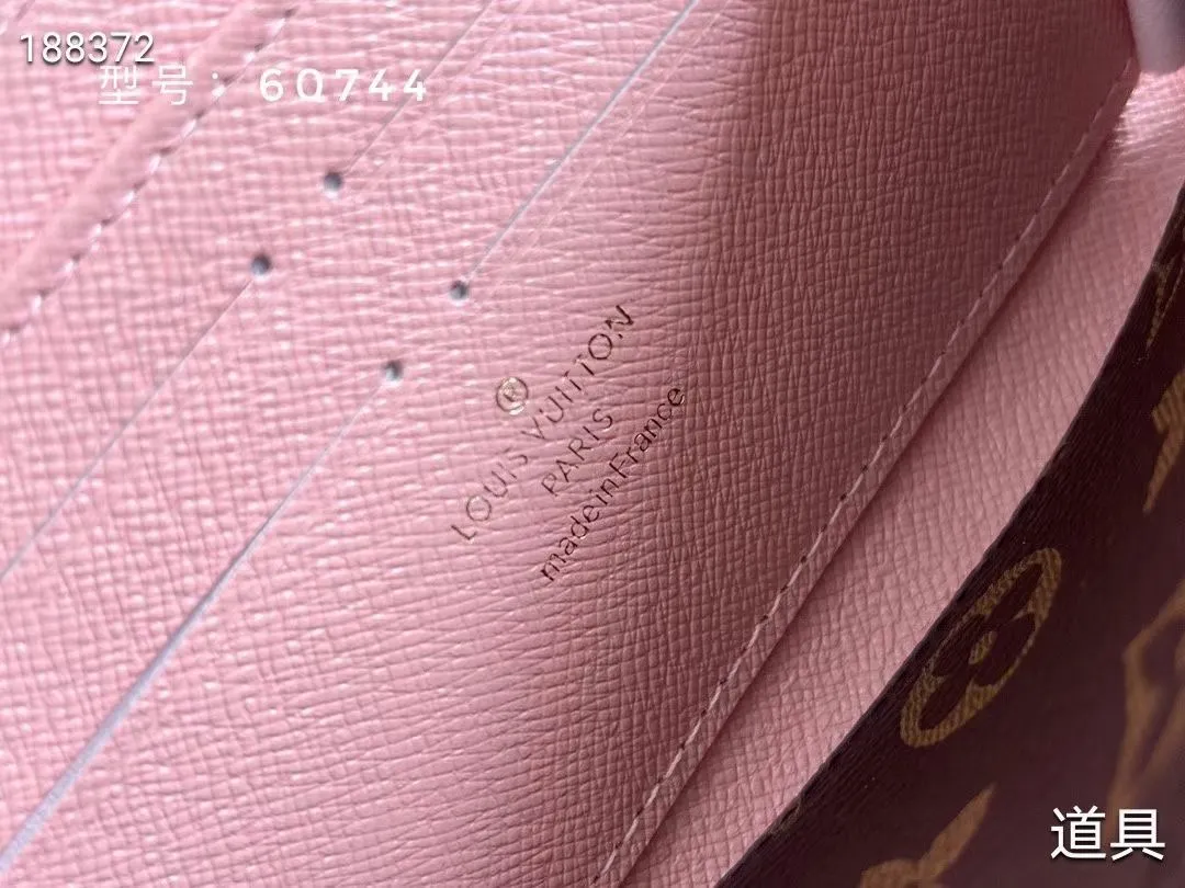 P100💰💎The original LV Clemence wallet is small and compact but has ample capacity. It is made of exquisite and durable Monogram canvas material. Bright color lining and leather zippers show off the playful charm of women. Model: 60744/60742. Size: 19.5×9×1.5cm