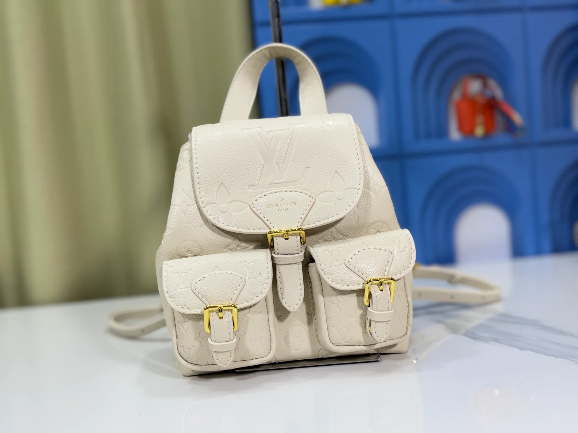 P260 Upgraded original M12987 M47074 M47072 M47106 This Backup backpack reinterprets the fresh tones of the LV Milky Way series with soft touches, using Monogram Empreinte leather with elegant metal hardware. Multiple pockets designed to easily store large wallets and travel essentials. Dimensions: 20.0 x 22.0 x 14.0 cm (length x height x width)