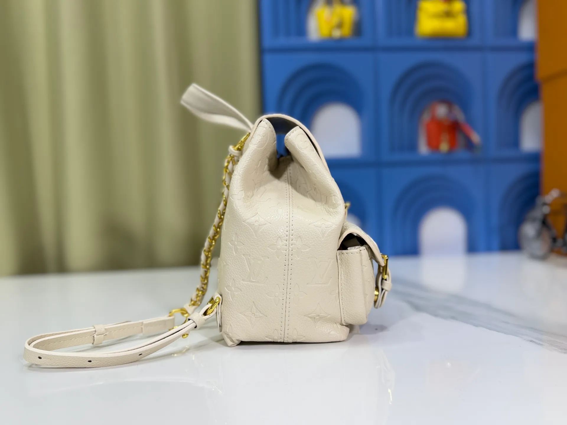 P260 Upgraded original M12987 M47074 M47072 M47106 This Backup backpack reinterprets the fresh tones of the LV Milky Way series with soft touches, using Monogram Empreinte leather with elegant metal hardware. Multiple pockets designed to easily store large wallets and travel essentials. Dimensions: 20.0 x 22.0 x 14.0 cm (length x height x width)