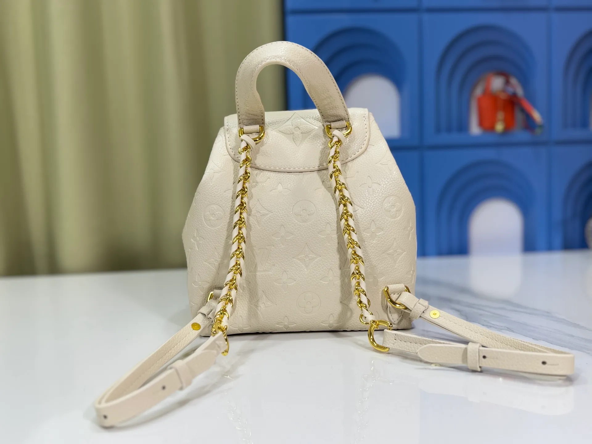 P260 Upgraded original M12987 M47074 M47072 M47106 This Backup backpack reinterprets the fresh tones of the LV Milky Way series with soft touches, using Monogram Empreinte leather with elegant metal hardware. Multiple pockets designed to easily store large wallets and travel essentials. Dimensions: 20.0 x 22.0 x 14.0 cm (length x height x width)