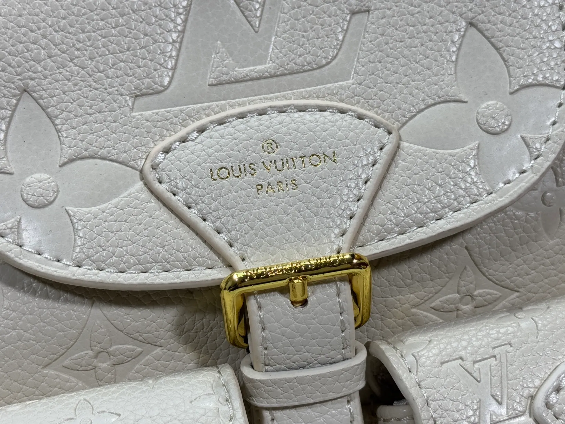 P260 Upgraded original M12987 M47074 M47072 M47106 This Backup backpack reinterprets the fresh tones of the LV Milky Way series with soft touches, using Monogram Empreinte leather with elegant metal hardware. Multiple pockets designed to easily store large wallets and travel essentials. Dimensions: 20.0 x 22.0 x 14.0 cm (length x height x width)